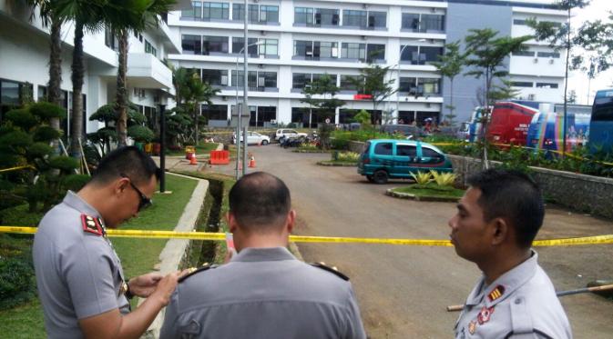 Sebuah benda mirip bom sempat menggegerkan lingkungan Kantor Pemerintah Kabupaten Bandung Barat. (Liputan6.com/Aditya Prakasa)