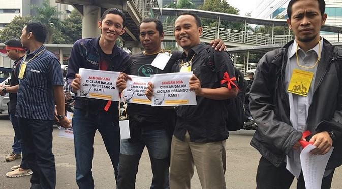 Mantan karyawan PT Bakrie Telecom menggelar demo menuntut pembayaran pesangon mereka yang beum tuntas