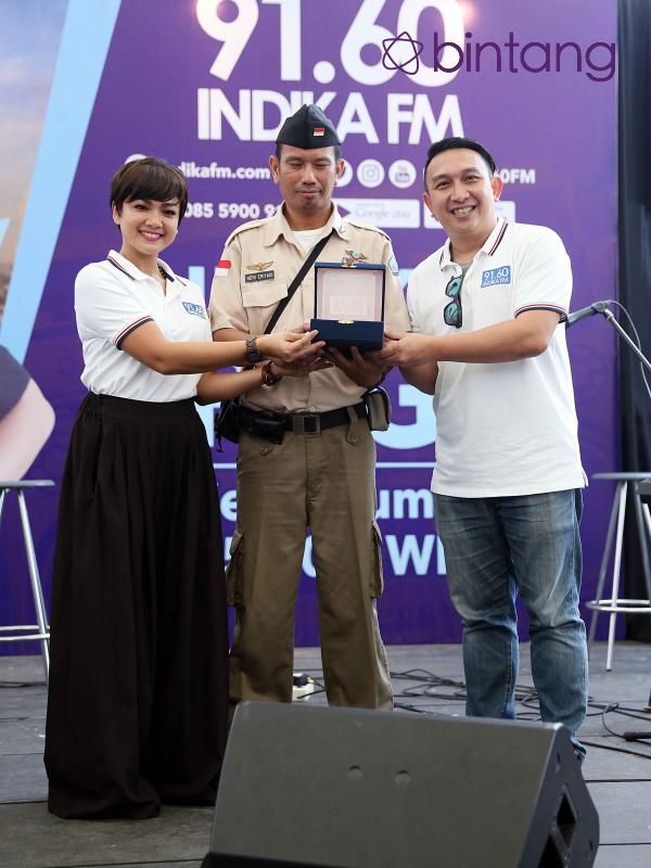 Nirina dan Augie selain memberikan bantuan donasi, juga memberikan penghargaan sebagai tanda jasanya pada non veteran tersebut. (Nurwahyunan/Bintang.com)