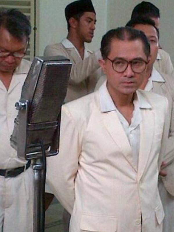 Lukman Sardi sebagai Bung Hatta di film Soekarno (2013). foto: twitter