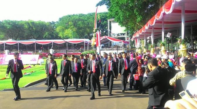 Jokowi menyambangi tamu undangan upacara HUT RI di Istana (Liputan6.com/ Ahmad Romadoni)