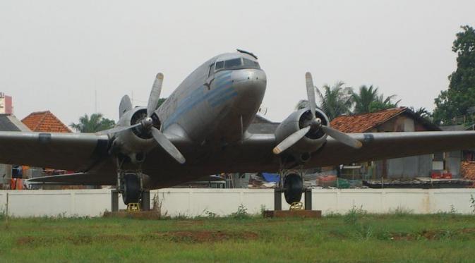 Pesawat D-C3 di Museum Satria Mandala (Wikipedia)