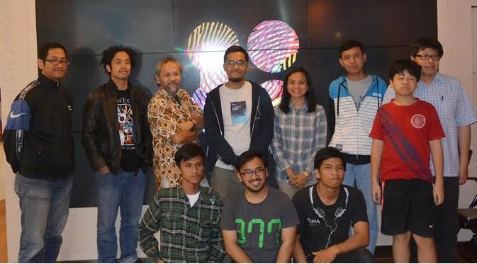 Tokoh Internet Indonesia Budi Rahardjo bersama komunitas TIK selepas acara Code MeetUp di Bandung. (Liputan6.com/Muhammad Sufyan Abdurrahman)   