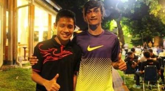 Sukarno Adi Wijaya (kanan) bersama Evan Dimas saat masih di Timnas U-19. (Facebook)