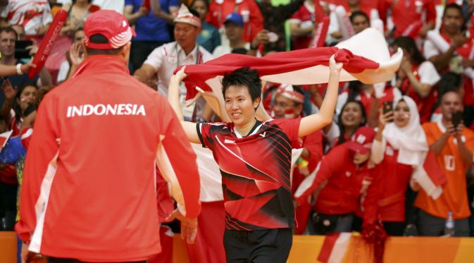Pasangan ganda campuran Indonesia, Tontowi Ahmad/Liliyana Natsir, merayakan kemenangan atas ganda campuran Malaysia, Chan Peng Soon/Goh Liu Ying, di final cabang bulutangkis Olimpiade Rio de Janeiro 2016 (Reuters).