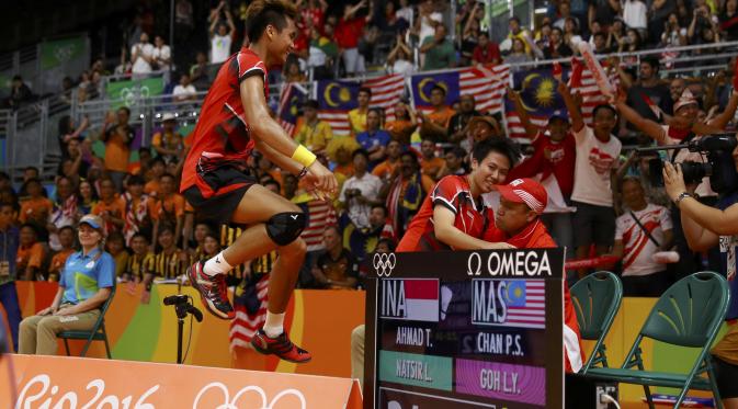 Pasangan ganda campuran Indonesia, Tontowi Ahmad/Liliyana Natsir, merayakan kemenangan atas ganda campuran Malaysia, Chan Peng Soon/Goh Liu Ying, di final cabang bulutangkis Olimpiade Rio de Janeiro 2016 (Reuters).