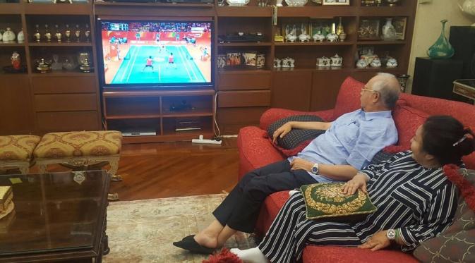 PM Malaysia Najib Razak dan istri menyaksikan babak final pertandingan bulu tangkis ganda campuran (Twitter/@NajibRazak)