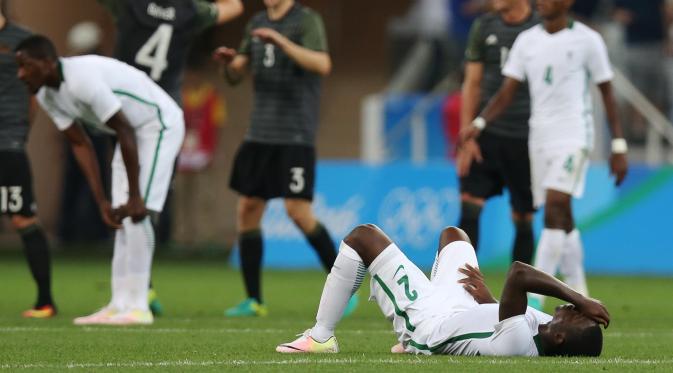 Pemandangan kontras antara Timnas Jerman dan Nigeria seusai laga semifinal Olimpiade 2016 Rio de Janeiro. Muenfuh Sincere terlihat sangat terpukul dengan kegagalan Nigeria. (Reuters)