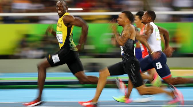 Usai Bolt tersenyum melihat lawan-lawannya tertinggal / Kai Pfaffenbach (Reuters)