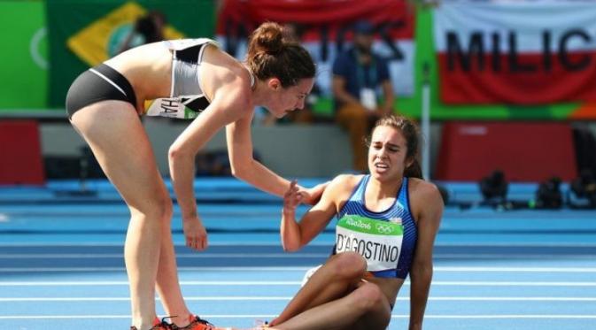 Atlet lari jatuh. Foto: Ian Walton/Getty Images