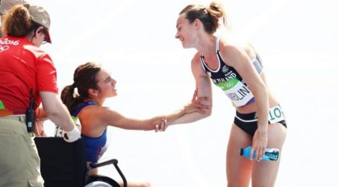 Atlet Selandia Baru, Nikki Hamblin membantu atlet Amerika, Abbey D'Agostino. Foto: Paul Gilham/Getty Images