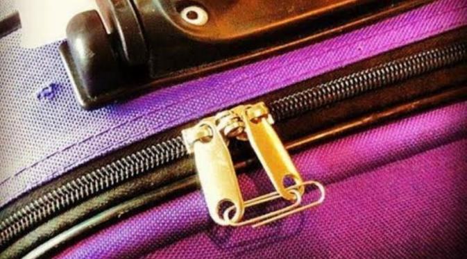Gunakan paper clip sebagai pengganti gembok koper