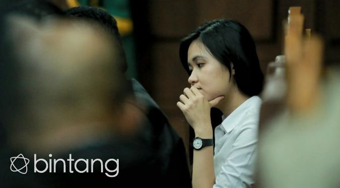 Wajah murung Jessica Wongso dipersidangan. (via: Adrian Putra/Bintang.com)