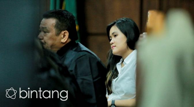 Yang biasanya berwajah tenang, kini Jessica Wongso memperlihatkan wajah murung di persidangan. (via: Adrian Putra/ Bintang.com)