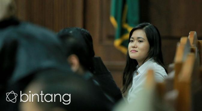 Jessica Kumala Wongso di persidangan. (via: Adrian Putra/Bintang.com)