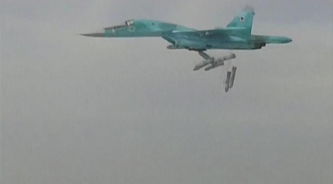 Jet tempur Sukhoi Su-34 yang diberi kode Fullback oleh NATO ini diterjunkan dari pangkalan udara militer yang berbasis di Hamadan, Iran, Kamis (18/8). (REUTERS)
