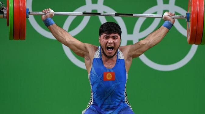 Izzat Artykov, atlet angkat besi dari Kirgistan diketahui memakai doping di Olimpiade 2016 (Foto: The Guardian.com)