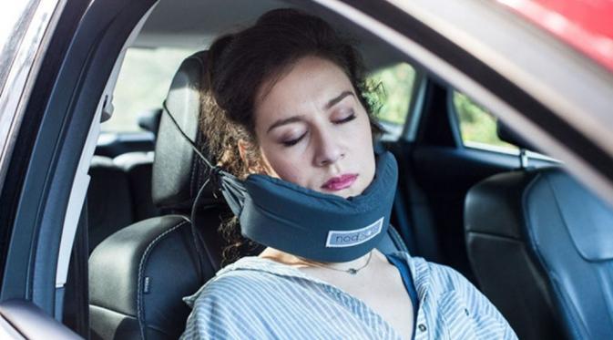 Pakai hammock kepala juga bikin kamu nggak bersandar ke orang asing di sebelahmu. (Via: boredpanda.com)