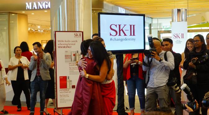 SK II merayakan hari kemerdekaan dan kebebasan bermimpi di Main Atrium Central Park Mall, Jakarta bersama Anggun dan Dominique Diyose.