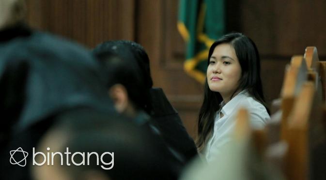 Jessica Wongso selalu terlihat tenang di persidangan. (via: Ardian Putra/Bintang.com)