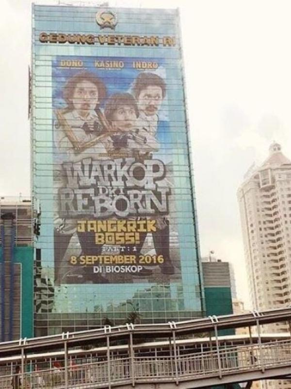 Falcon Pictures membuat building Wraping Sticker Giant film Warkop DKI Reborn Jangkrik Boss Part 1 menutupi Gedung Veteran. (Instagram)