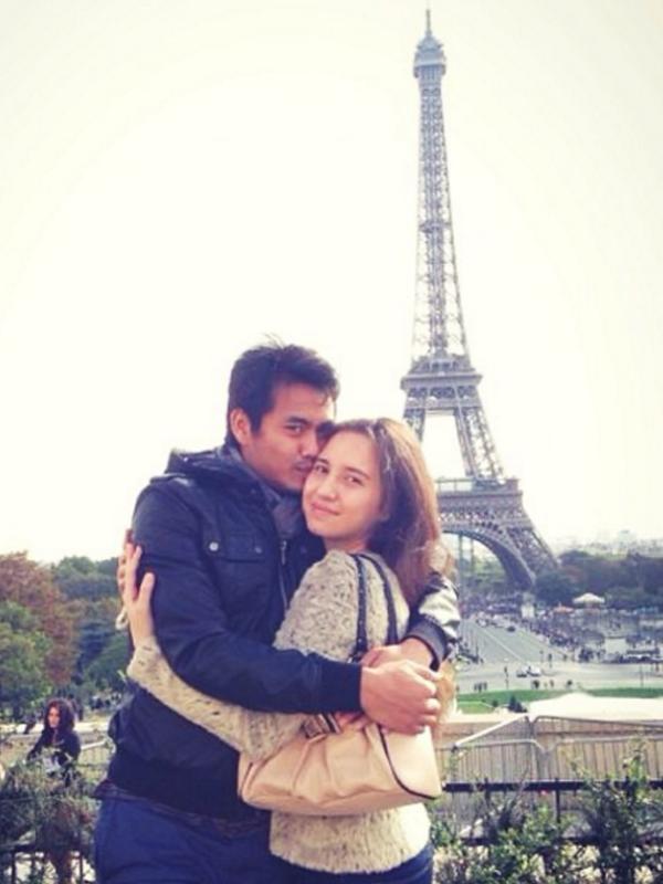 Dipeluk di deket Menara Eiffel, mau dooong! (Instagram/ michelle_ahmad)