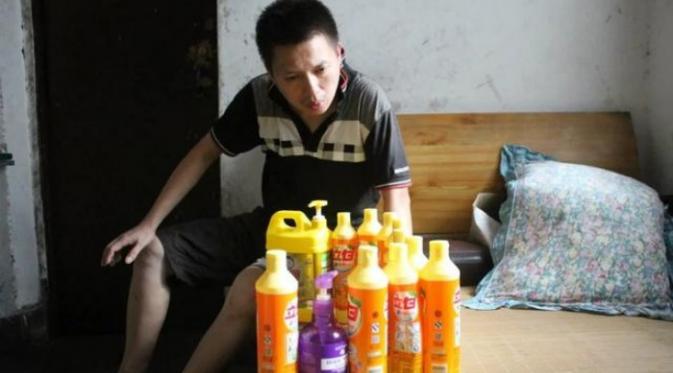 Setiap harinya Zhang selalu menghabiskan setengah botol deterjen pakaian cair.(Shanghaiist.com)
