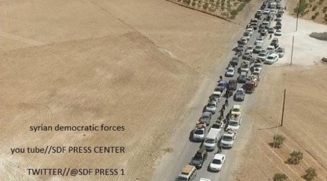 Konvoi kendaraan militan ISIS yang lari dari Kota Manbij, Suriah (SDF)