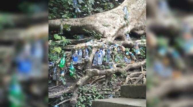 Kumpulan botol air menggantung di Taman wisata alam, mata air panas Lejja, Soppeng, Sulsel. (Ahmad Yusran/Liputan6.com)