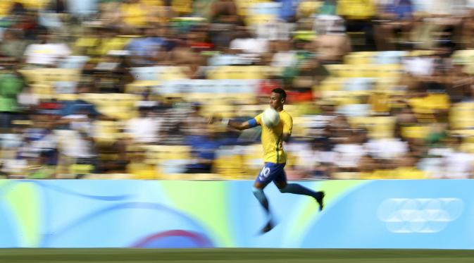 Aksi bomber Brasil, Neymar saat mengontrol bola dalam laga kontra Honduras, di Stadion Maracana, Rio de Janeiro (17/8/2016). Neymar akan memimpin rekan-rekannya bersua Jerman pada partai final cabang sepak bola Olimpiade Rio 2016, dini hari nanti WIB.  (R