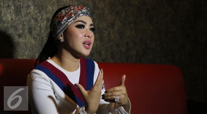 Penyanyi Syahrini menjawab pertanyaan wartawan usai latihan nyanyi buat HUT SCTV di Jakarta, Jumat (19/8). HUT SCTV yang ke-26 akan diadakan di istora senayan secara Live pada pukul 18.45 Wib. (Liputan6.com/Herman Zakharia)