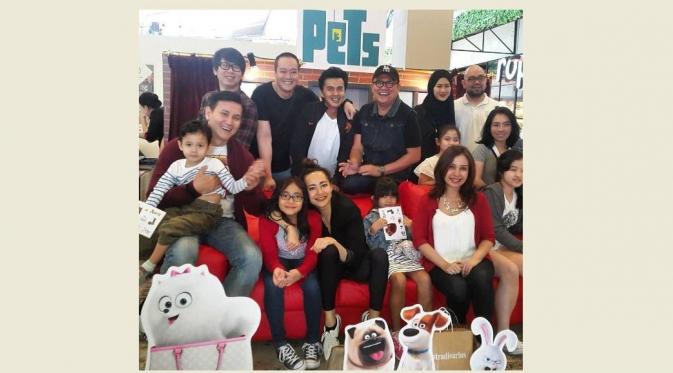 Marcelino Lefrandt dan Dewi Rezer tampak akrab saat menghabiskan waktu bersama kedua anak mereka. (Instagram)