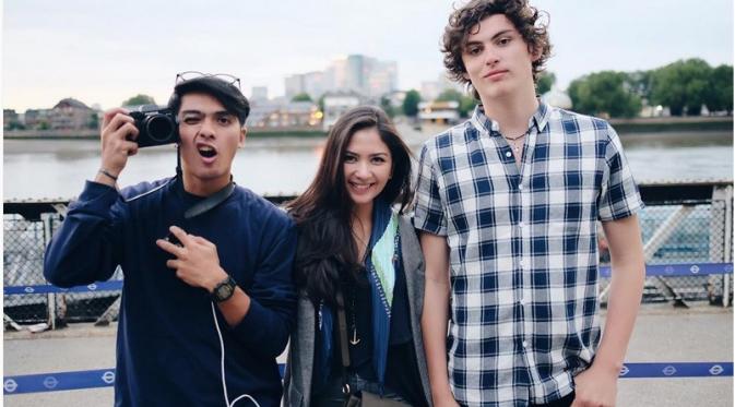 Jessica Mila bersama Ricky Harun dan Maxx Palmer di lokasi syuting film From London to Bali. (Instagram)