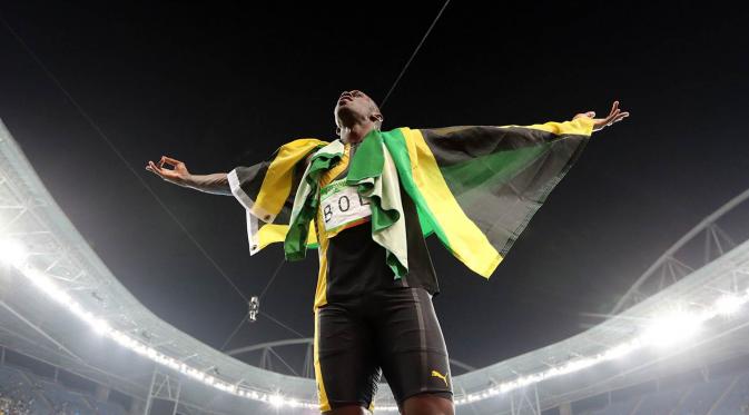 Pelari Jamaika, Usain Bolt, merayakan keberhasilannya meraih emas nomor 4x100m pada Olimpiade 2016 di Rio de Janeiro, Brasil, Sabtu (20/8/2016). (AP/Lee Jin-Man)