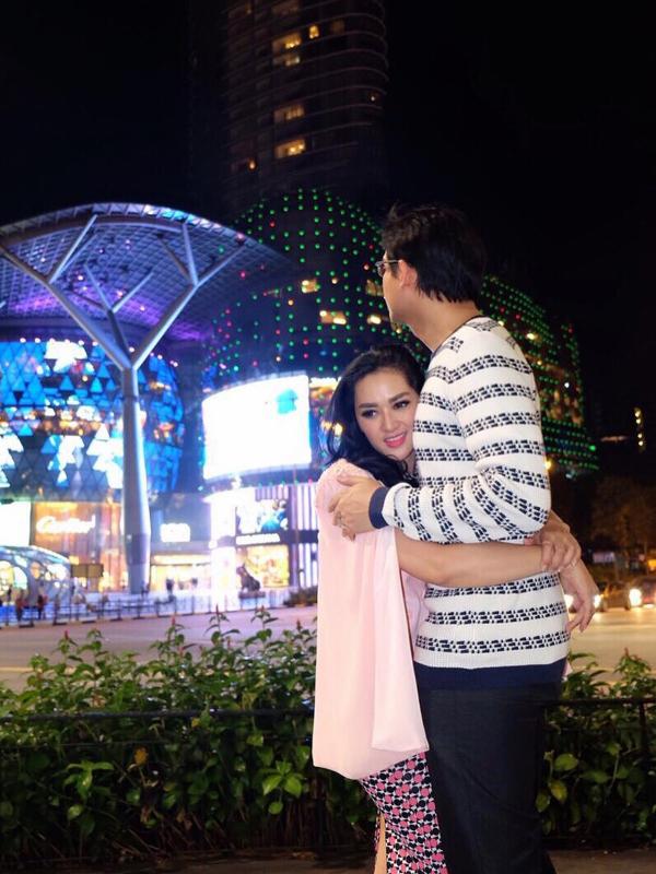 Tiara Dewi alias Syahrini mesra dengan Lucky Hakim. Foto ini sempat diposting di Instagram Tiara Dewi, namun kemudian dihapus. (Instagram)