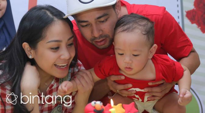 Raffi Ahmad dan Nagita Slavina saat merayakan ulang tahun Rafathar. (Andy Masela/Bintang.com)