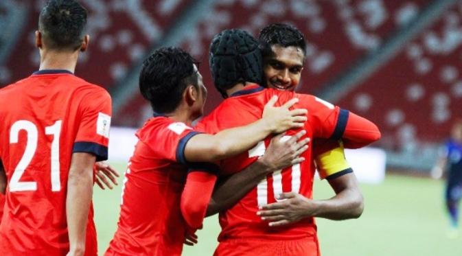 Striker timnas Singapura, Fazrul Nawaz, absen di Piala AFF 2016 karena cedera ACL di lutut kiri. (Bola.com/FAS)