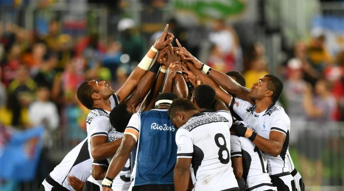 Negara Fiji meraih medali emas Olimpiade 2016 yang merupakan medali pertama dalam sejarah keikutsertaan mereka di arena Olimpiade. Prestasi itu terjadi setelah tim Rugby Fiji menang atas Inggris di final dengan skor telak 43-7. (AFP PHOTO/Pascal Guyot)