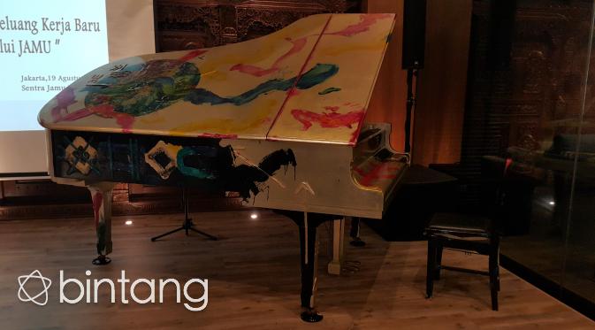 Piano seharga Rp10 milliar ini menjadi salah satu daya tarik tersendiri bagi pengunjung yang datang ke Sentra Jamu Indonesia. (Bintang.com/Gadis Abdul)