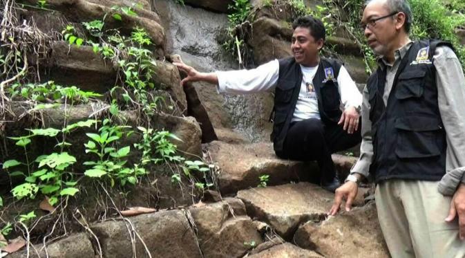 Batu berundak mirip candi ditemukan di sekitar lokasi longsor Purworejo, Jawa Tengah. (Foto Istimewa)