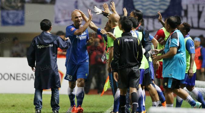 Pemain Persib Bandung, Sergio Van Dijk merayakan golnya ke gawang PS TNI di Stadion Pakansari, Bogor, Minggu (21/8/2016). Ketajaman Van Dijk diharapkan kembali pulih saat melawan Persipura. (Bola.com/Nicklas Hanoatubun)