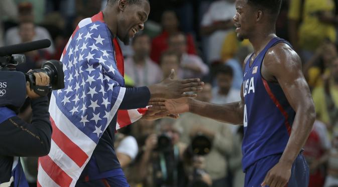 Kevin Durant dan Jimmy Butler rayakan kemenangan AS di Olimpiade 2016 (REUTERS/Jim Young)