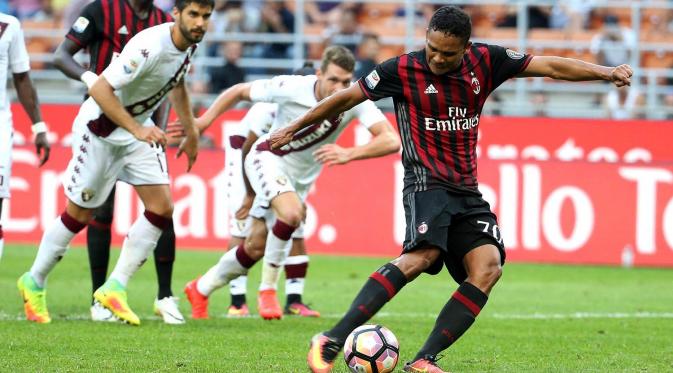 Proses gol AC Milan ke gawang Chievo yang dicetak Carlos Bacca melalui titik penalti. Pada laga perdana ini Bacca langsung berhasil menorehkan hat-trick untuk Rossoneri. (EPA/Matteo Bazzi)