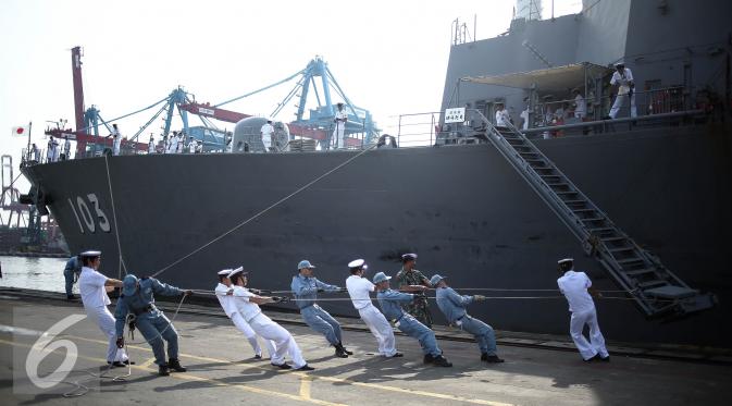 Para awak kapal menarik JS Yuudachi yang tiba di Pelabuhan Tanjung Priok, Jakarta, Senin (22/8). Kapal pasukan bela diri maritim Jepang mengunjungi Indonesia untuk mempererat persahabatan kedua negara dibidang Maritim. (Liputan6.com/Faizal Fanani)