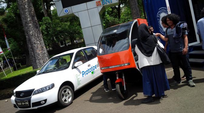 Mobil listrik angkut roda tiga buatan ITB itu dipesan oleh PT Pos Indonesia. (Liputan6.com/Aditya Prakasa)