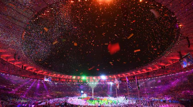 Penari beraksi pada perayaan penutupan Olimpiade Rio 2016  di  Stadion  Maracana, Rio de Janeiro, (22/8/2016). (AFP/Luis Acosta)