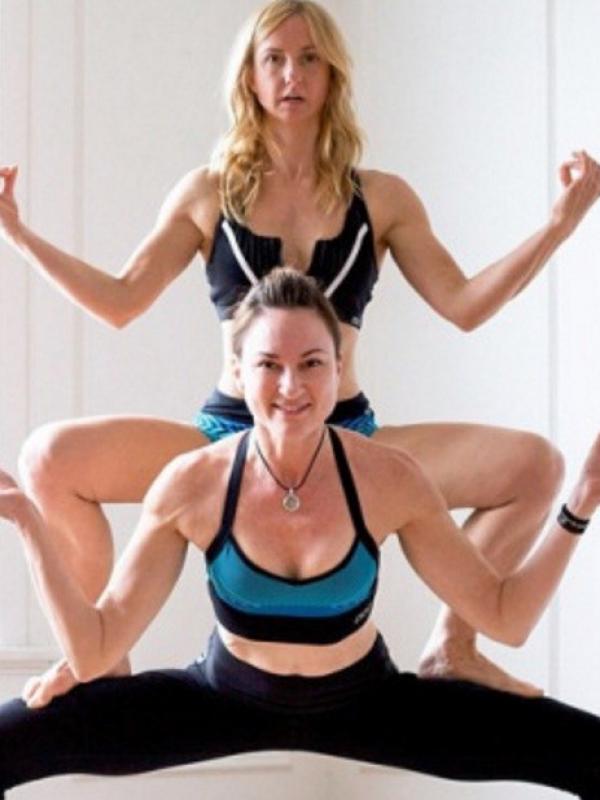 Menurut Michelle dan Debby, yoga dan bersepeda memiliki kesamaan. (Foto:Tumblr/YoGoGirl)