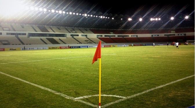 Philippine Sports Stadium menggunakan rumput asli bukan buatan seperti di Rizal Memorial Stadium. (Bola.com/Philippinearena)