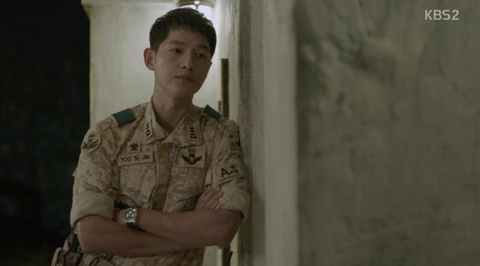 Song Joong Ki tampak tampan dalam balutan seragam kamuflase di drama Descendants of the Sun [foto; AllKpop]