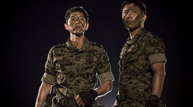 Song Joong Ki dan Jin Goo saat beraksi dalam drama Descendants of the Sun